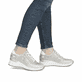 Silberne Rieker Damen Sneaker Low N4316-90 mit einem Reißverschluss. Schuh am Fuß.