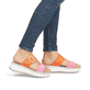 Rosane Rieker Damen Pantoletten W3050-38 mit einem Klettverschluss. Schuh am Fuß.