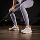 Mehrfarbige vegane Rieker Damen Sneaker Low M6006-90 mit einer Schnürung. Schuh am Model.
