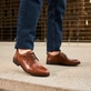 Braune Rieker Herren Slipper 10353-24 mit easy Hineinschlüpf-Möglichkeit. Schuh am Model.