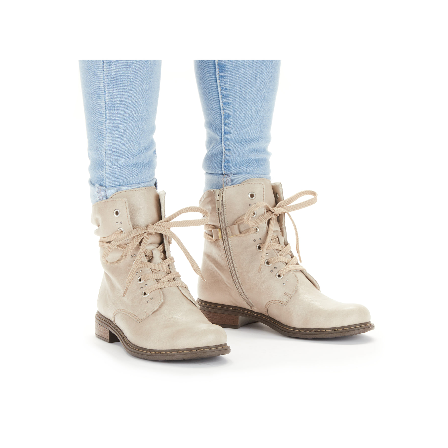 Vanillebeige Rieker Damen Schnürstiefel 71218-62 mit Schnürung und Reißverschluss. Schuh am Fuß