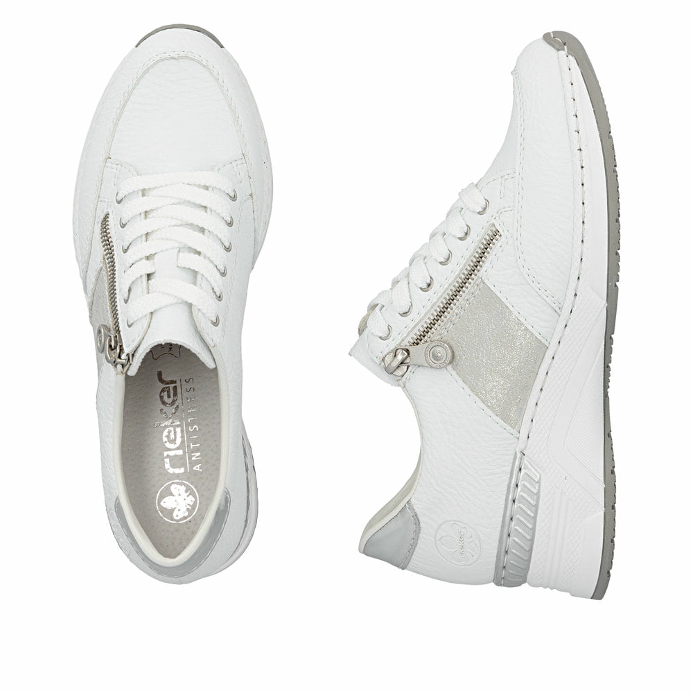 Weiße Rieker Damen Sneaker Low N4322-80 mit Reißverschluss sowie Komfortweite G. Schuh von oben, liegend.