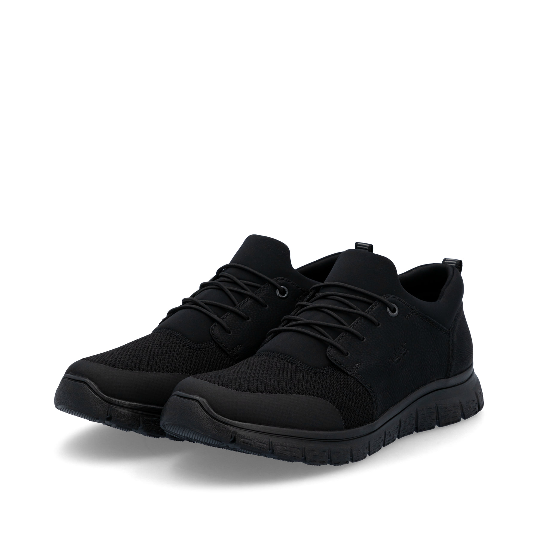 Schwarze Rieker Herren Slipper B6650-00 mit Gummizug sowie Komfortweite G 1/2. Schuhpaar seitlich schräg.