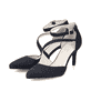 Schwarze Rieker Pumps 41153-00 mit einer griffigen Sohle. Schuhpaar seitlich schräg.