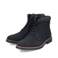 
Tiefschwarze Rieker Herren Schnürstiefel 33640-01 mit einer robusten Profilsohle. Schuhpaar schräg.