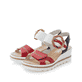 Rote Rieker Keilsandaletten 67476-33 mit einem Klettverschluss. Schuhpaar seitlich schräg.