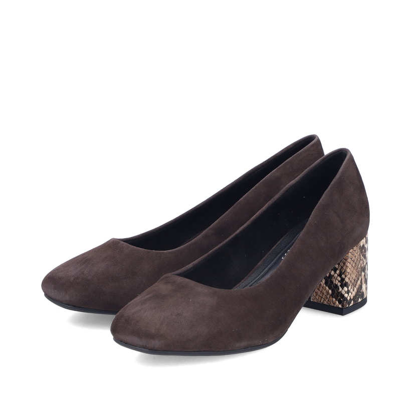 Braune Rieker Pumps 44750-25 aus Rauleder mit einer griffigen Sohle. Schuhpaar seitlich schräg.