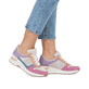 Beige vegane Rieker Damen Sneaker Low N9303-90 mit einer Schnürung. Schuh am Fuß.