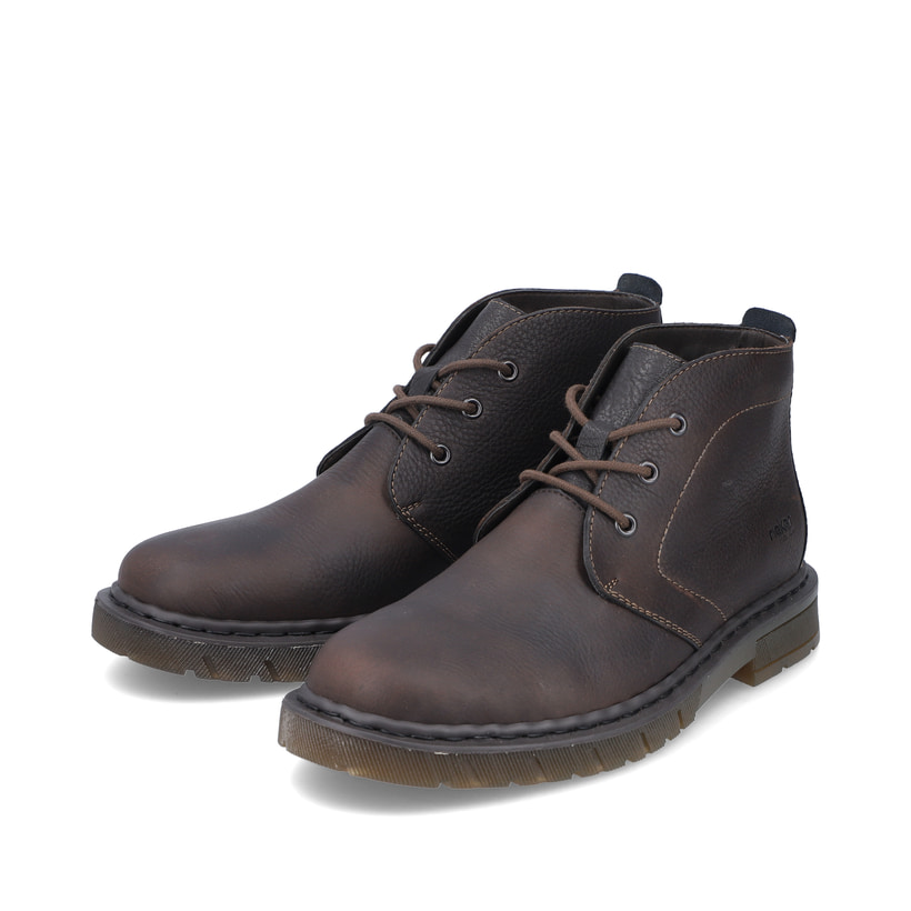 Dunkelbraune Rieker Herren Schnürstiefel 31640-25 mit einer robusten Profilsohle. Schuhpaar schräg.