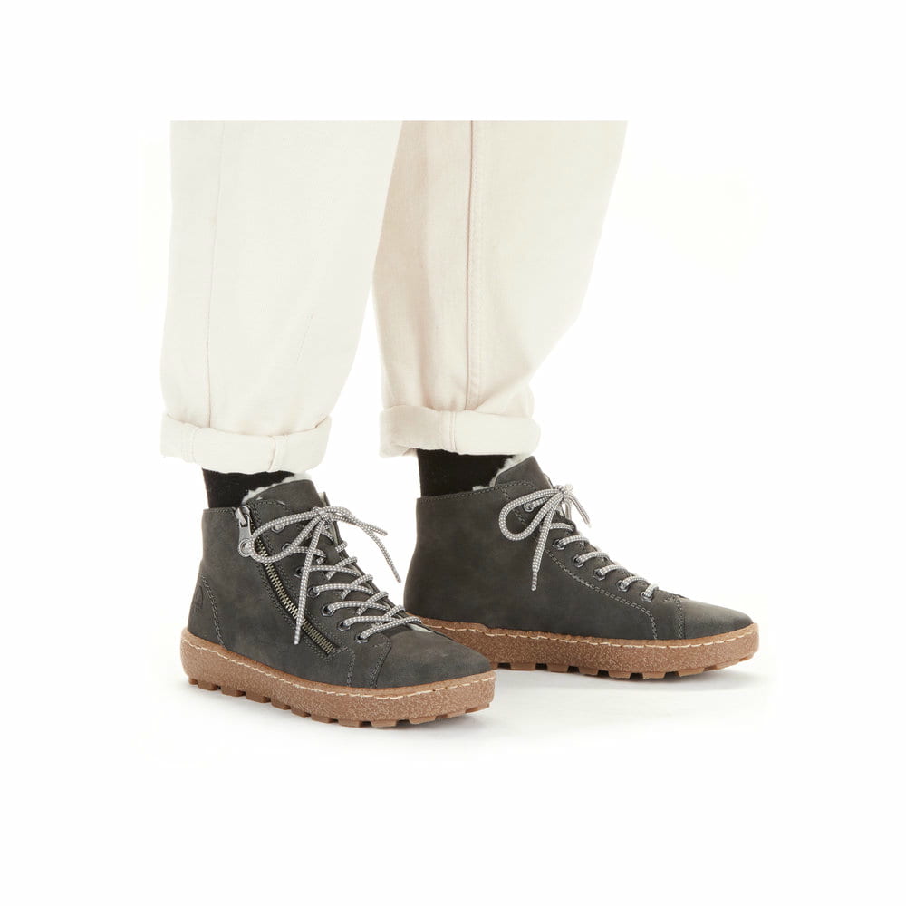 Asphaltgraue Rieker Damen Schnürschuhe N1020-45 mit Schnürung und Reißverschluss. Schuh am Fuß