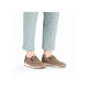 Beige Rieker Herren Slipper 11954-64 mit einem Gummizug sowie Komfortweite G 1/2. Schuh am Fuß.