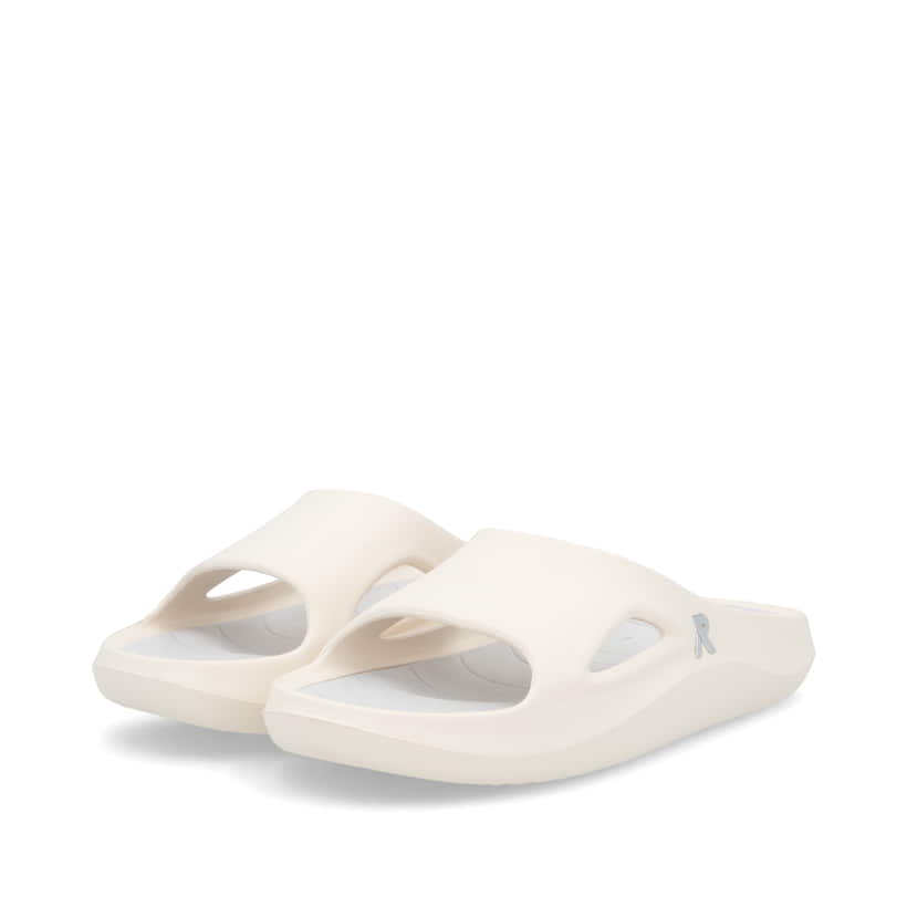 Beige Rieker Damen Pantoletten W3450-60 mit flexibler und ultraleichter Sohle. Schuhpaar seitlich schräg.