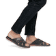 Graue Rieker Herren Pantoletten 25199-43 mit der Komfortweite G 1/2. Schuh am Fuß.