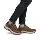 Braune Rieker Herren Schnürschuhe 11001-22 mit Reißverschluss sowie Extraweite H. Schuh am Fuß.
