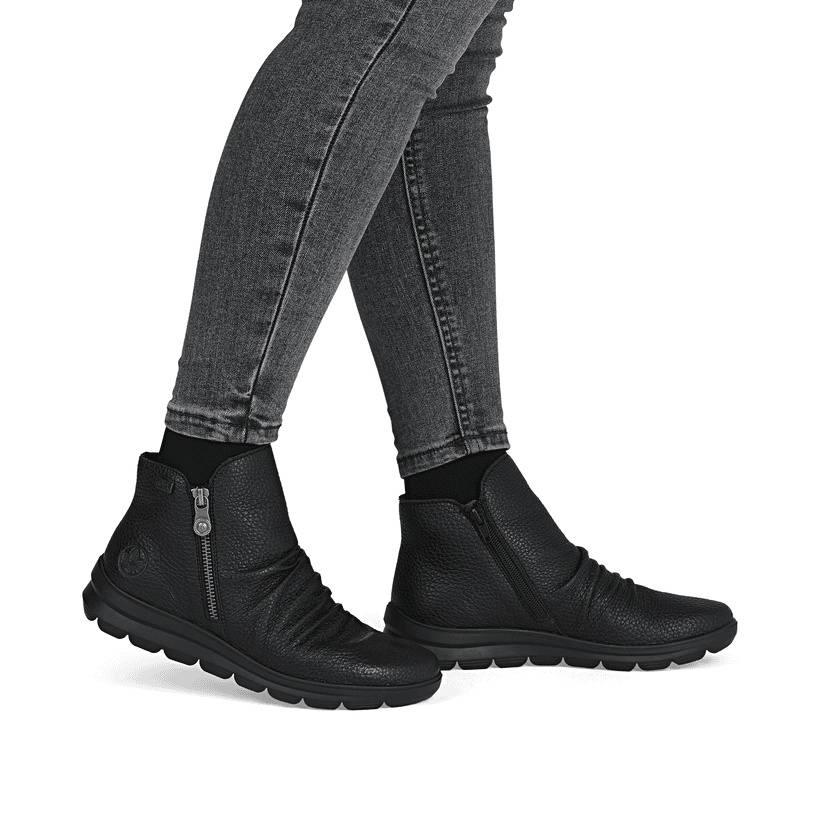 Schwarze Rieker Damen Kurzstiefel Z0056-00 aus Glattleder. Schuh am Fuß.