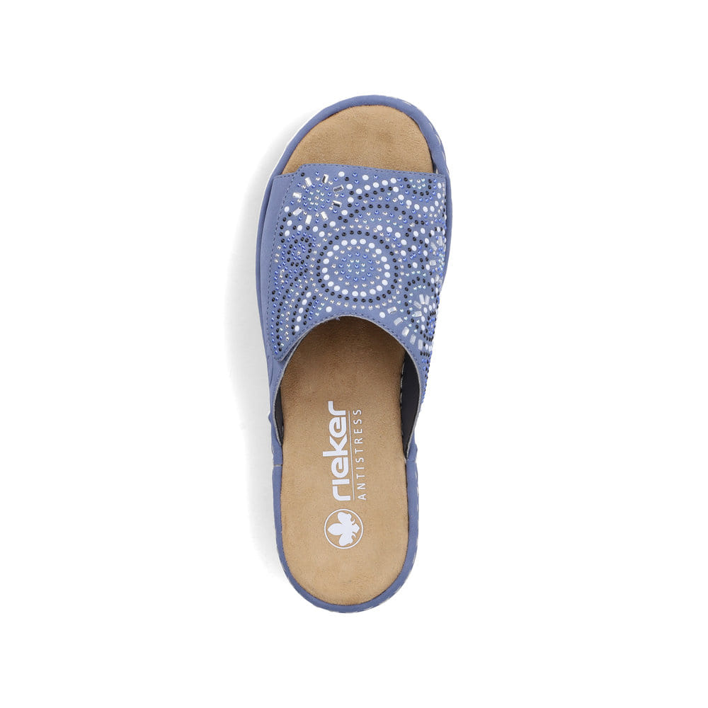 Blaue Rieker Damen Pantoletten V1395-14 mit Strasssteinen sowie Klettverschluss. Schuh von oben.
