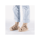 Mules Rieker beiges pour femme V3164-62 en cuir velours avec boucles. Chaussure au pied.
