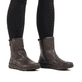 Dunkelbraune Rieker Damen Kurzstiefel Z0074-25 mit wasserabweisender TEX-Membran. Schuh am Fuß.