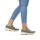 
Grüngraue Rieker Damen Slipper 48163-52 mit Gummizug sowie einer robusten Profilsohle. Schuh am Fuß