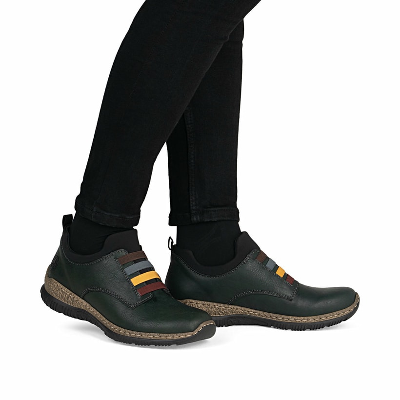 Dunkelgrüne Rieker Damen Kurzstiefel N32G7-54 mit einem Gummizug. Schuh am Fuß.