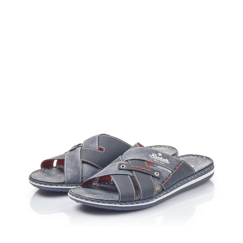 Blaue Rieker Herren Pantoletten 21099-15 mit Komfortweite G sowie leichter Sohle. Schuhpaar seitlich schräg.