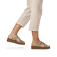 Grüne Rieker Damen Pantoletten 629K9-52 mit einem Klettverschluss. Schuh am Fuß.