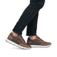 Braune Rieker Herren Sneaker Low B0701-24 mit einem Reißverschluss. Schuh am Fuß.