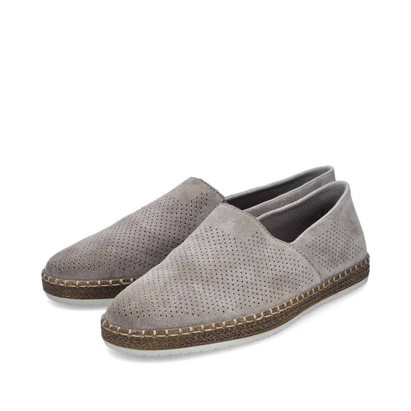 Graue Rieker Herren Slipper B5285-42 mit einem Gummizug sowie Komfortweite G 1/2. Schuhpaar seitlich schräg.