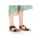 Schwarze Rieker Keilsandaletten V3660-02 mit trendigen Schnalle. Schuh am Fuß.