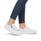 Weiße Rieker Damen Sneaker Low L59L1-83 mit einem Reißverschluss. Schuh am Fuß.