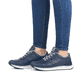Blaue Rieker Damen Sneaker Low 42500-14 mit flexibler und super leichter Sohle. Schuh am Fuß.