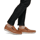 Braune Rieker Herren Slipper 08858-24 mit Gummizug sowie der Komfortweite G 1/2. Schuh am Fuß.