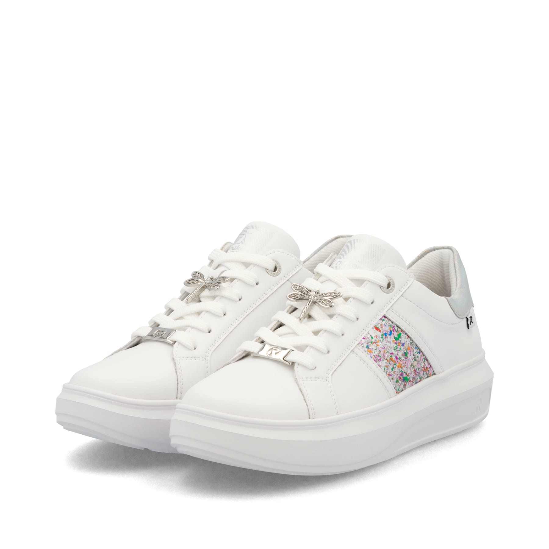 Baskets basses Rieker blanches pour femme W1202-83 avec lacets. Chaussures inclinées sur le côté.