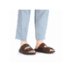 Braune Rieker Herren Pantoletten 25590-25 mit einem Klettverschluss. Schuh am Fuß.