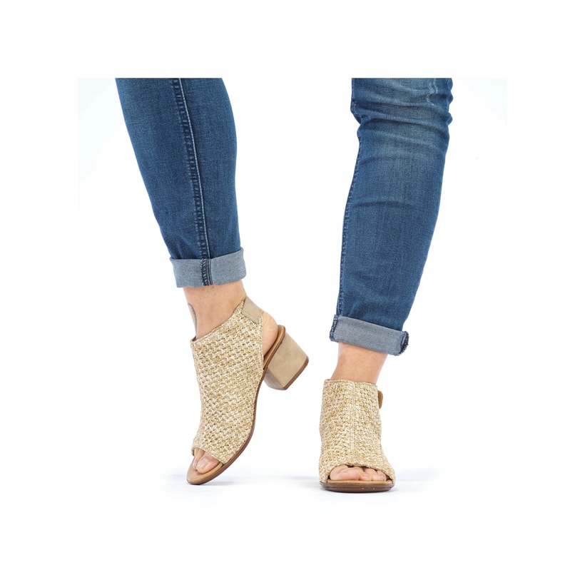 Beige Rieker Riemchensandaletten 64670-60 mit einem Klettverschluss. Schuh am Fuß.