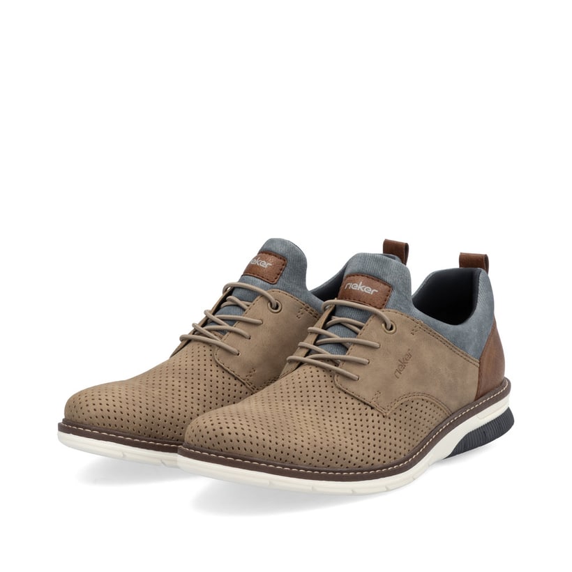 Beige Rieker Herren Slipper 14450-64 mit einem Gummizug sowie der Komfortweite G. Schuhpaar seitlich schräg.