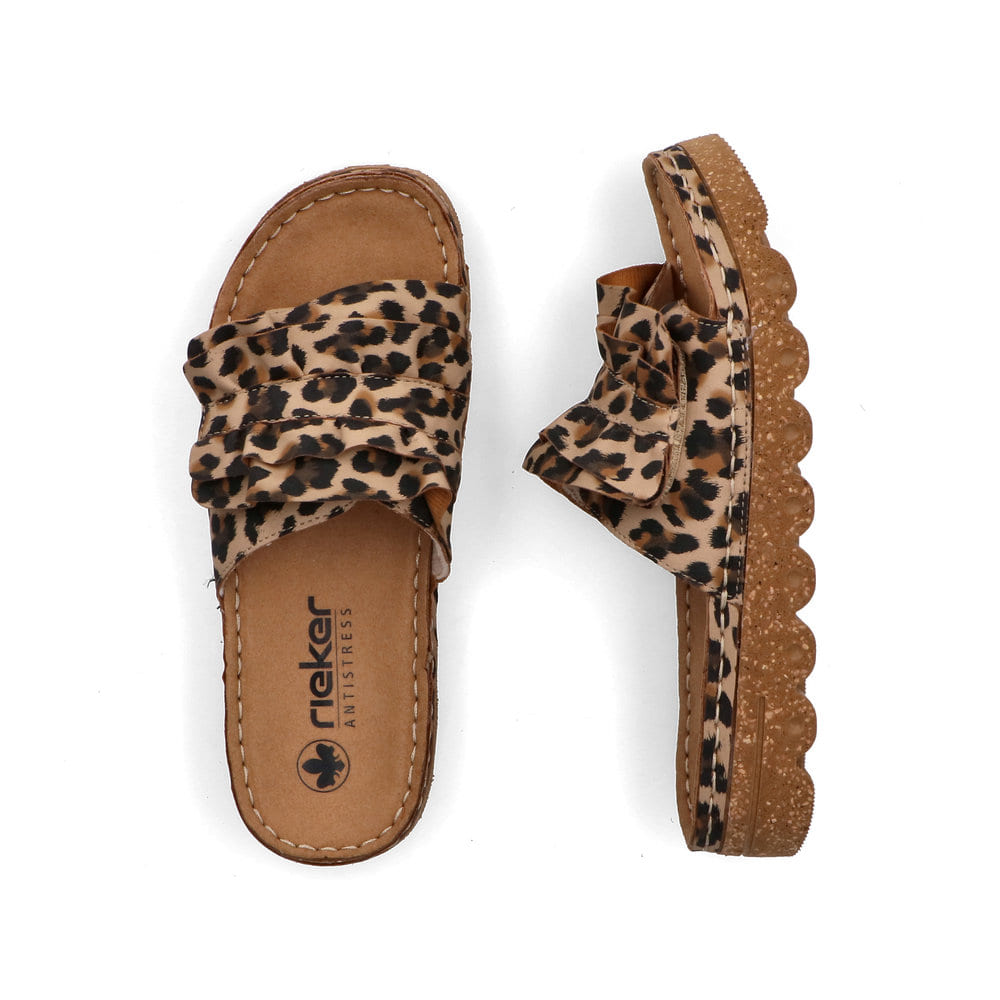 Braune Rieker Damen Pantoletten V8763-61 mit modischen Raffungen. Schuh von oben, liegend.
