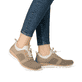 Braune Rieker Damen Slipper N4290-20 mit einem Gummizug. Schuh am Fuß.