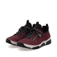 Mocassins Rieker rouges pour femme 45973-36 avec bande élastique. Chaussures inclinées sur le côté.