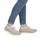 Beige Rieker Damen Slipper N42G0-60 mit Deko-Reißverschluss sowie einem Gummizug. Schuh am Fuß.