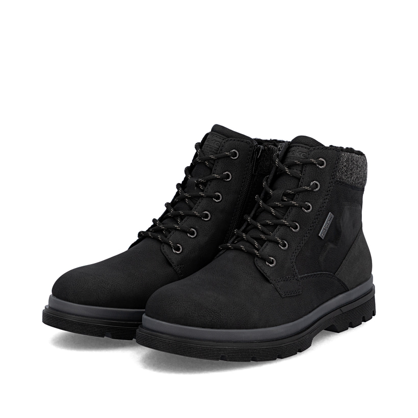 Schwarze Rieker Herren Schnürstiefel F7010-00 mit wasserabweisender TEX-Membran. Schuhpaar seitlich schräg.