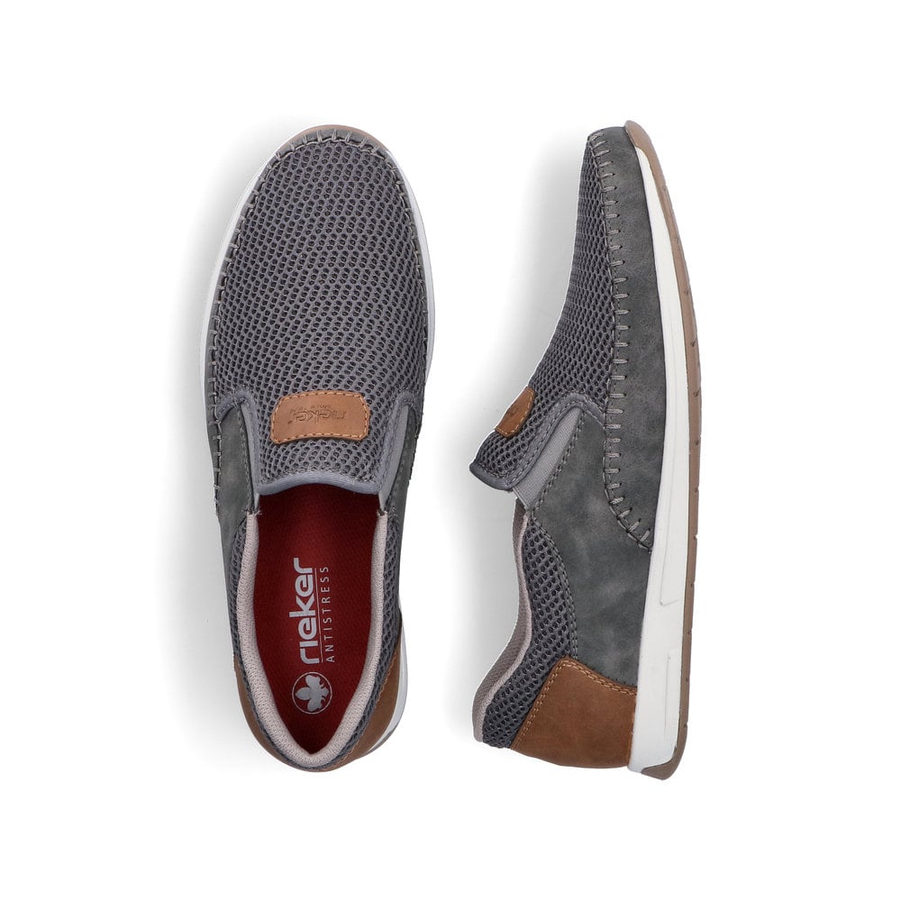 Mocassins Rieker gris homme 11954-45 avec coutures modernes élégantes. Chaussure vue de dessus, couchée.