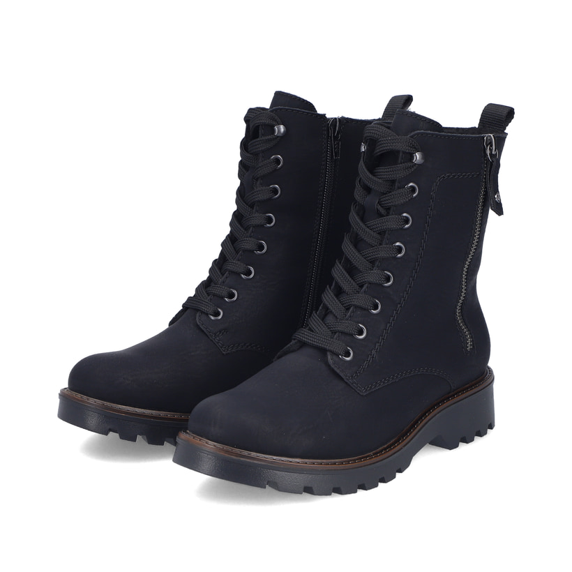 Schwarze Rieker Damen Biker Boots 73210-00 mit einem Reißverschluss. Schuhpaar seitlich schräg.
