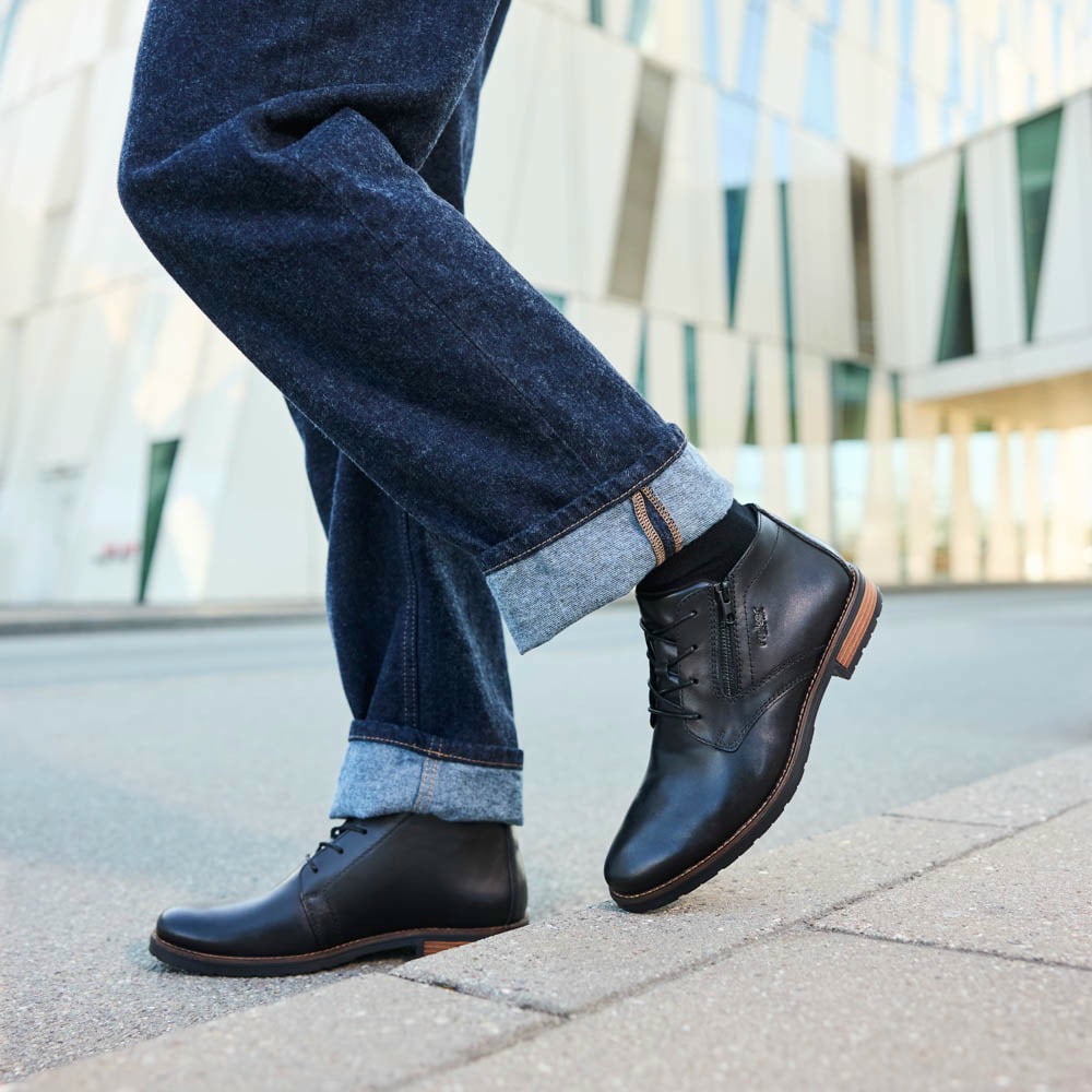 Schwarze Rieker Herren Kurzstiefel 14609-00 getragen