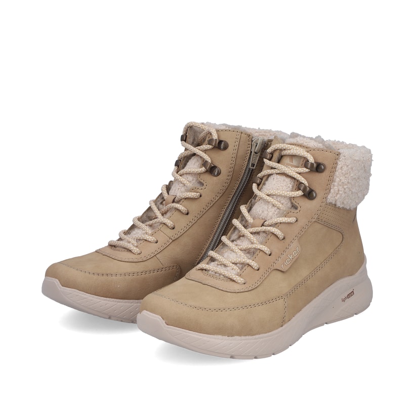 Vegane, beige Rieker Damen Sneaker High M8510-60 mit Teddyfell-Kragen. Schuhpaar seitlich schräg.