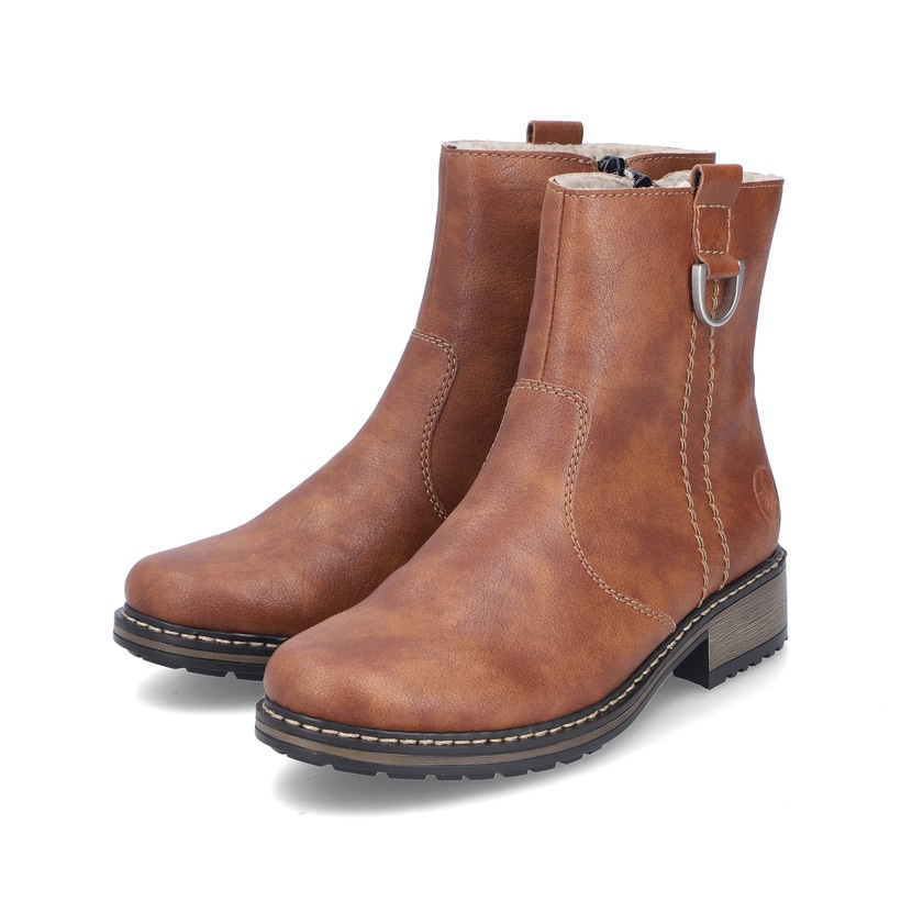 Fuchsbraune Rieker Damen Kurzstiefel Z6871-24 mit einem Reißverschluss. Schuhpaar seitlich schräg.