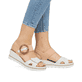 Weiße Rieker Keilsandaletten 67476-38 mit trendigen Schnalle. Schuh am Fuß.