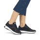 Schwarze Rieker Damen Sneaker Low W1304-00 mit einer abriebfesten Sohle. Schuh am Fuß.