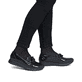 Dunkelblaue Rieker Damen Loafer 49051-14 mit Deko-Kette sowie einem Gummizug. Schuh am Fuß.