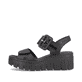 Schwarze vegane Rieker Keilsandaletten 68050-00 mit trendigen Schnalle. Schuh Außenseite.